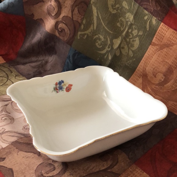 ✨EUC✨Beautiful Square Bowl with scalloped edges. - Picture 3 of 6